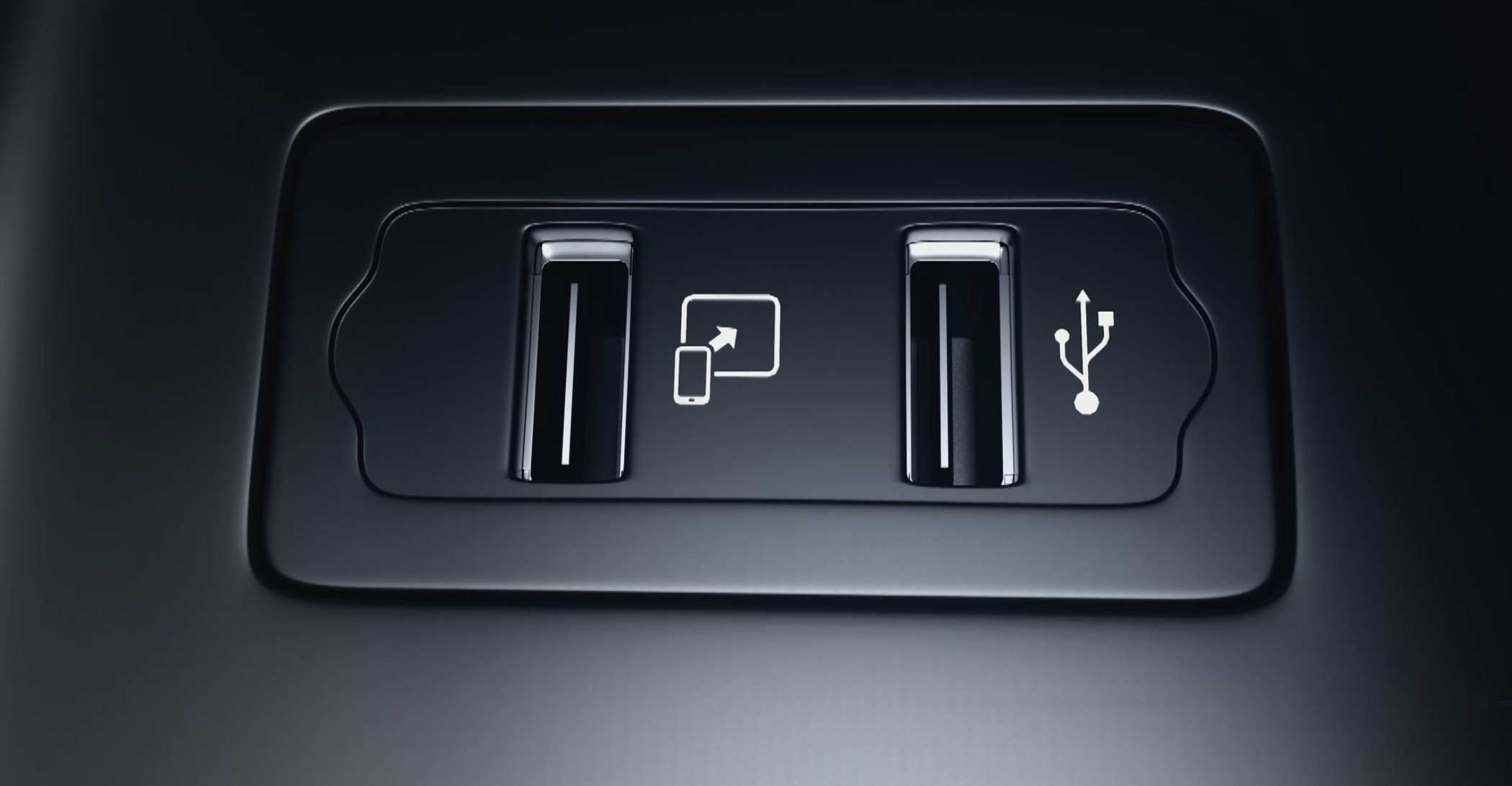 Mirror Link y 3 Puertos USB, además 2 Salidas traseras de Aire acondicionado